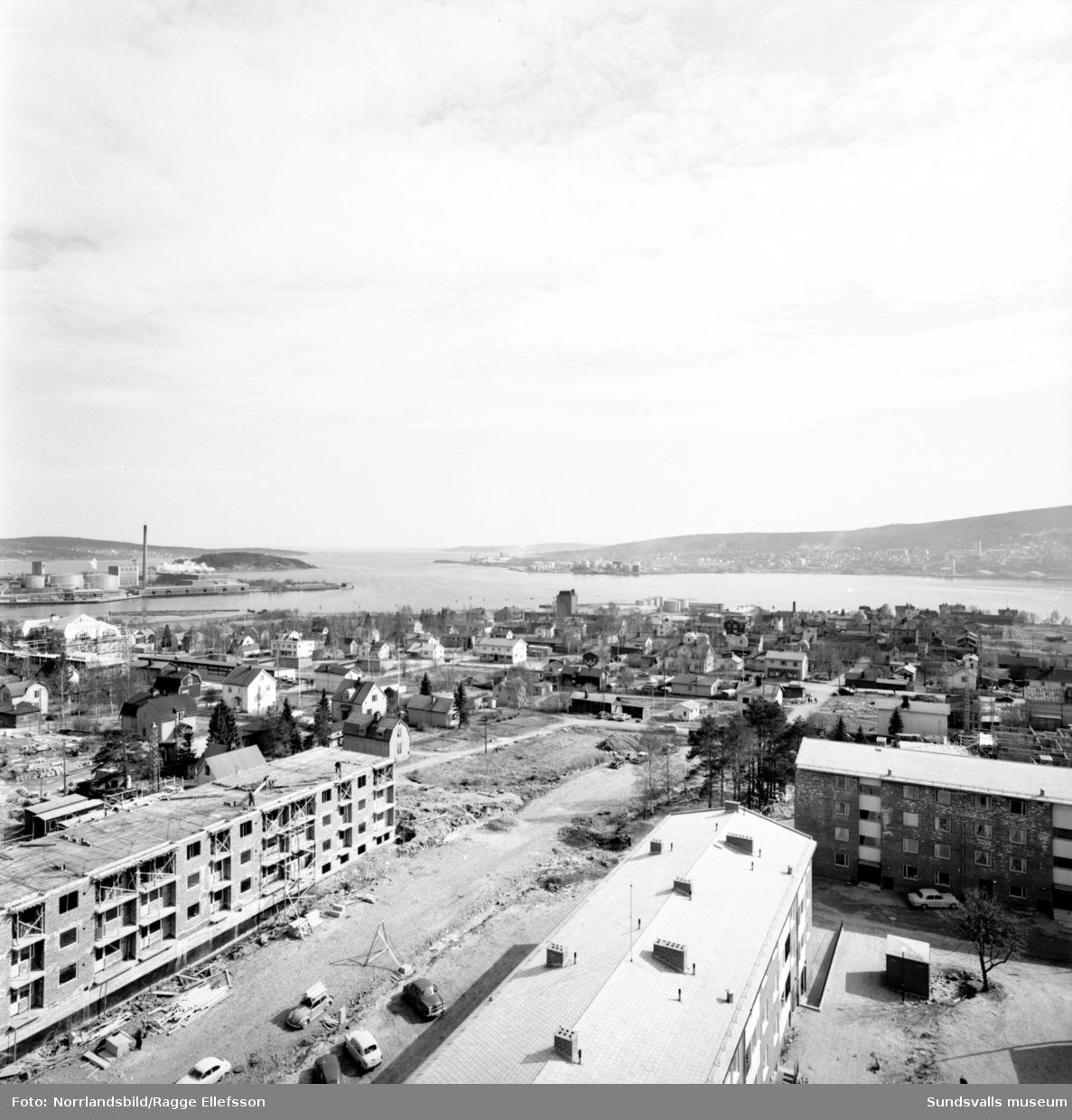 Byggen i Skönsbergs centrum vid Medborgargatan och Skönsbergsvägen. En del av bilderna tagna från höghusbygget.