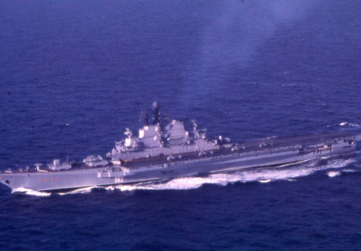 Russisk hangarskip av Kiev - klassen med nr. 062 og som heter Kiev.