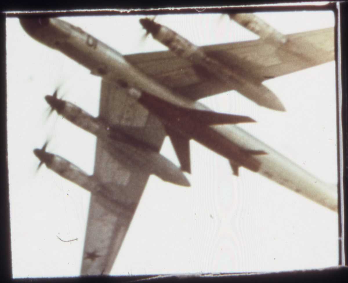 Russisk fly av typen Bear B med nr. 01. Under flyet sees en rakett med vinger som kalles Kangaroo.