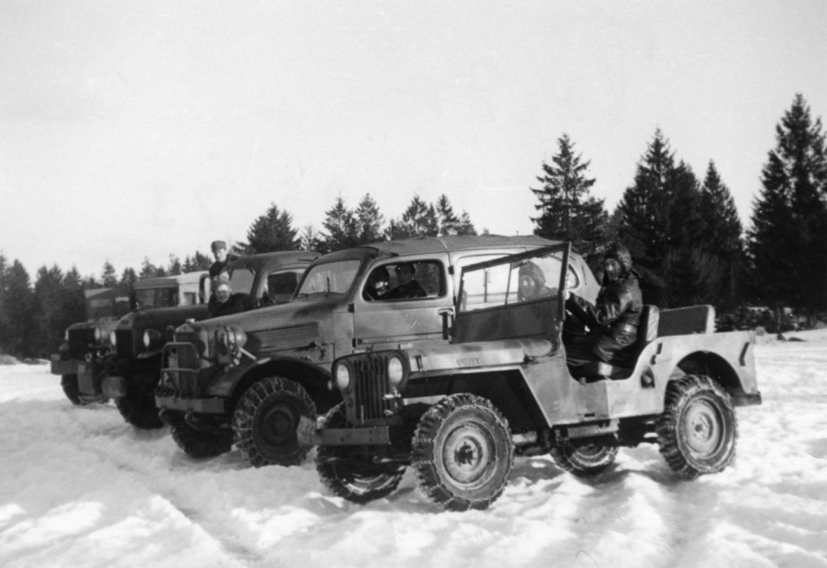 Terrängbil 1/2 ton, Jeep, Volvo TPV, Dodge Power wagon samt troligen Dodge WC 56 Command car. Smålands artilleriregemente, A 6.