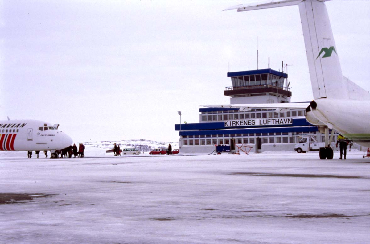 Lufthavn, terminalen med litt av 2 fly parkert foran. 1 McDonnell Douglas MD-82 fra SAS og 1 Dash 8-100 fra Widerøe.