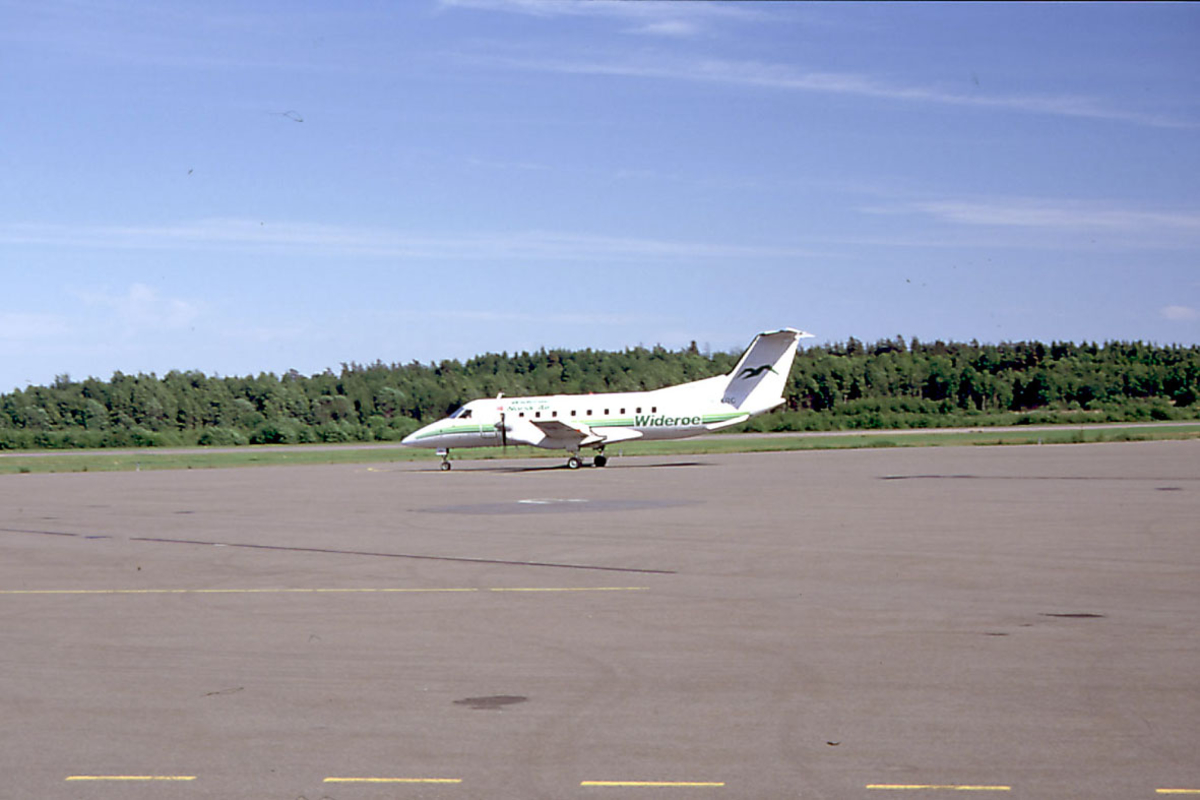 Lufthavn, ett fly på bakken, SA EMB-120RT, LN-KOC fra Widerøe Norsk Air.  