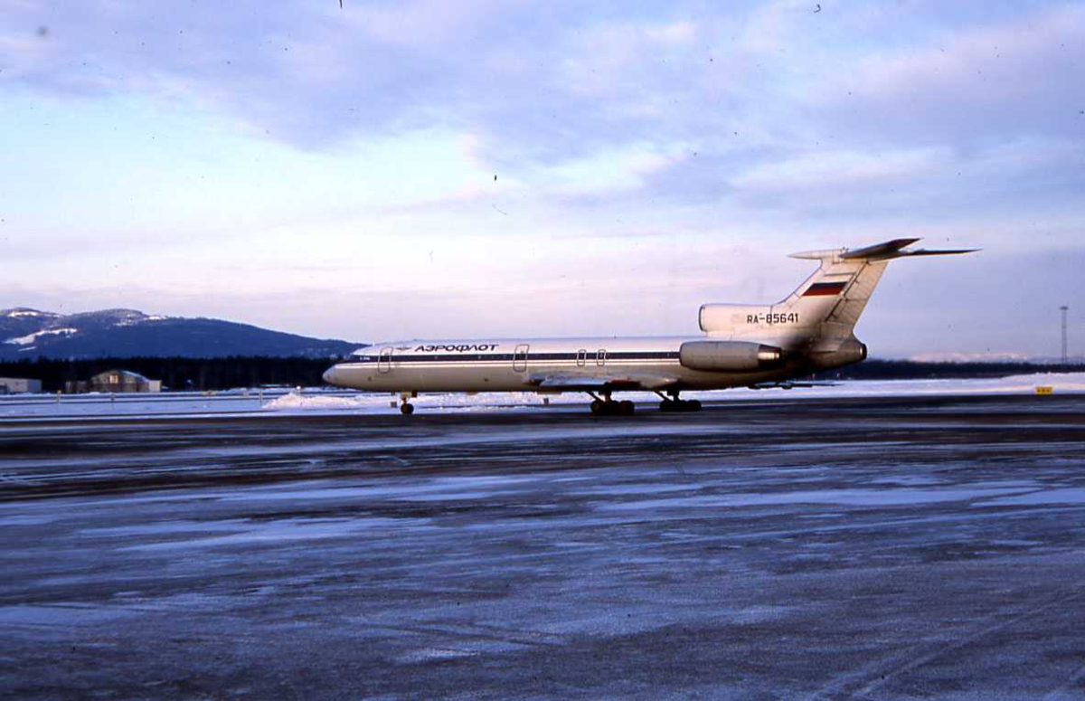 Ett fly på bakken , Tupolev TU-154-M RA-85641, Fra Aeroflot.