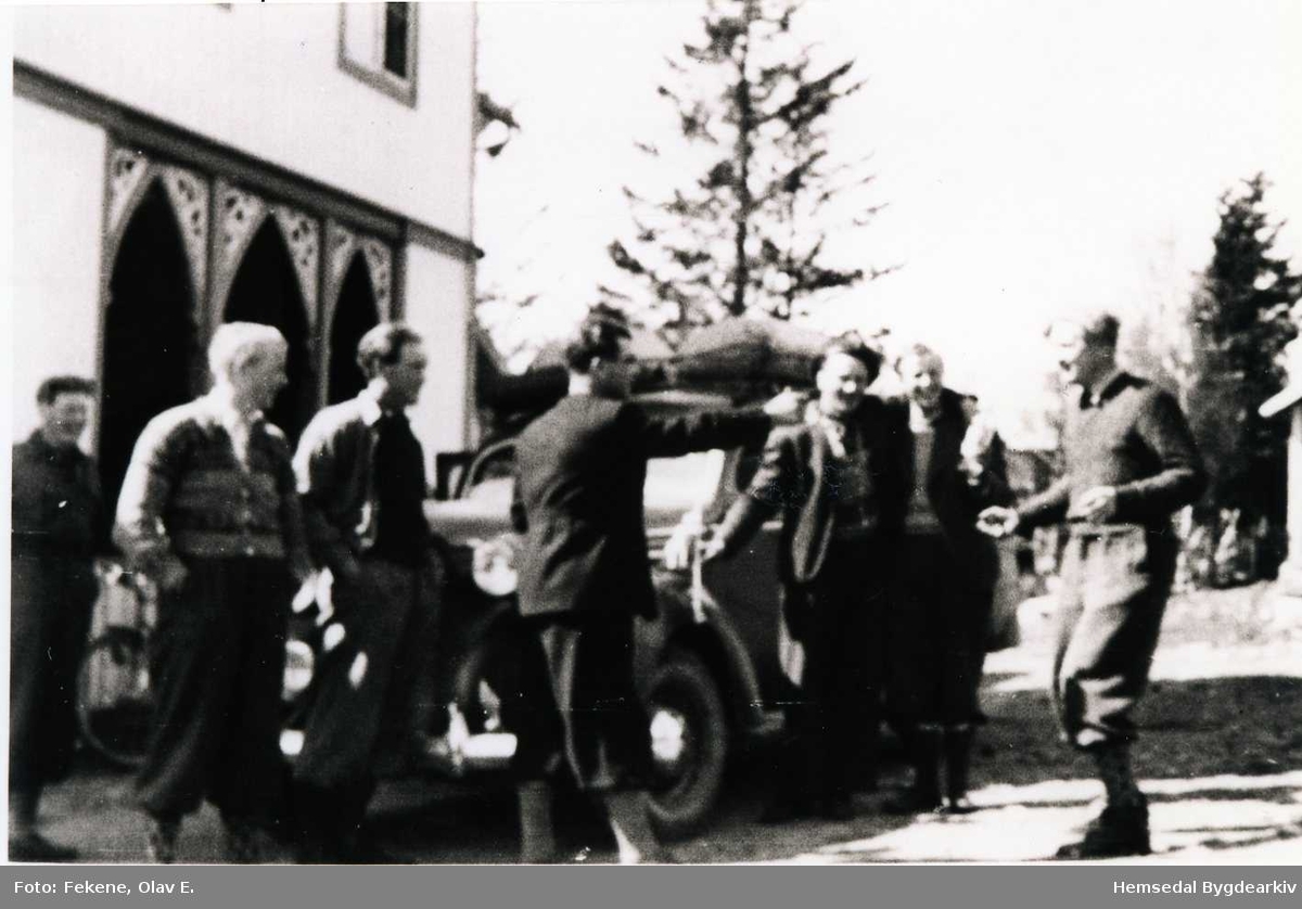 Framfor det gamle Kommunehuset i Hemsedal Frigjeringsdagen 8. mai 1945
Frå venstre: Ukjend, Knut K. Kirkebøen, Ola Haug, Mekkel Ødegård (med revolvar), Trond Wøllo, Ukjend, Ola L. Eikre