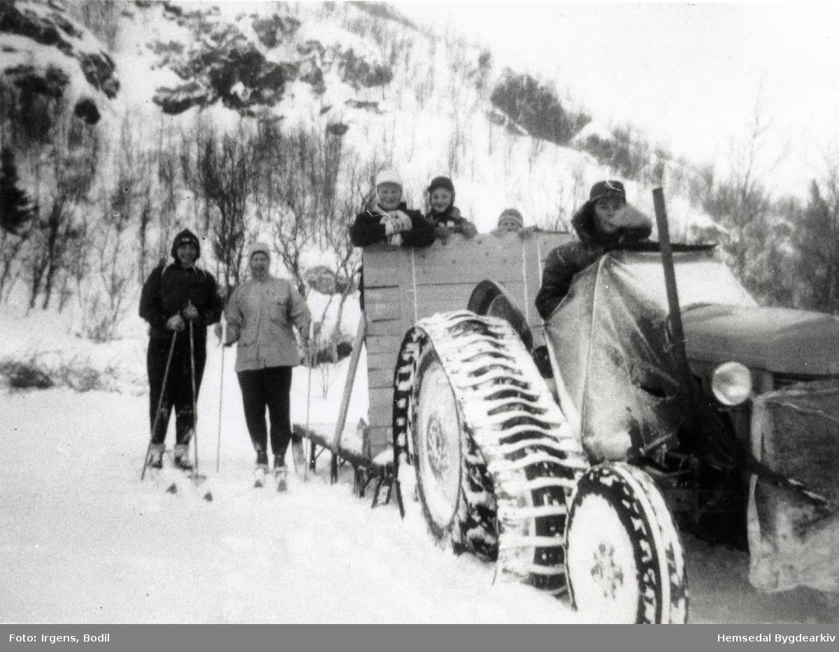 I Holdeskaret i Hemsedal i 1955. Odd Fekene med Ferguson traktor som er halvbelta.
Frå venstre: Bodil Irgens, Ukjend, ?? Løvehaug og Astrid Wøllo, Ukjend