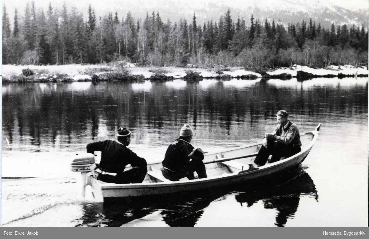 Prøvetur med nybygd båt i elva Hemsil ved Eikreslåtta i Hemsedal i 1960.
Frå venstre: Ola N. Eikre, Ola Furuhaug og Nils Georg Bergo
