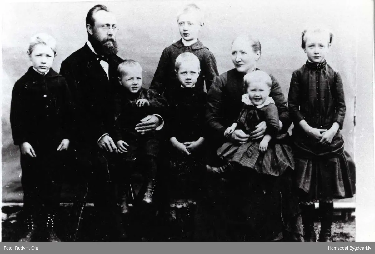 Presten O. L. Skattebøl frå Ål saman med heile familien sin. Han var prest i Gol og Hemsedal i tidsrommet 1882-1888.