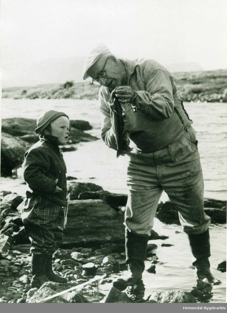 Engebret O. Grøthe (tannlækjar) og barnebarnet Claus Damm ved Hundsemvatnet i Hemsedal kring 1965
