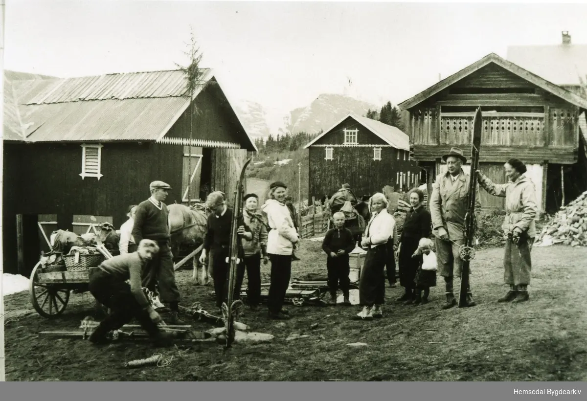 Familien Flood frå Oslo vert frakta ned til Hjelmen etter påskeferien i 1938.