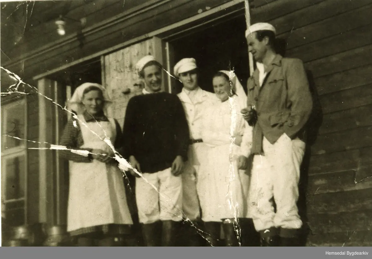 Gamle Hemsedal Meieri i 1954 som den gongen låg der Sparebank1-bygget ligg i dag (2014)
Frå venstre: Margit Bråten, Olav Eggestøl, Gunnar Ingolf Sundli(trønder) og Tordis Tvedten og Thorleif  Kirkebøen