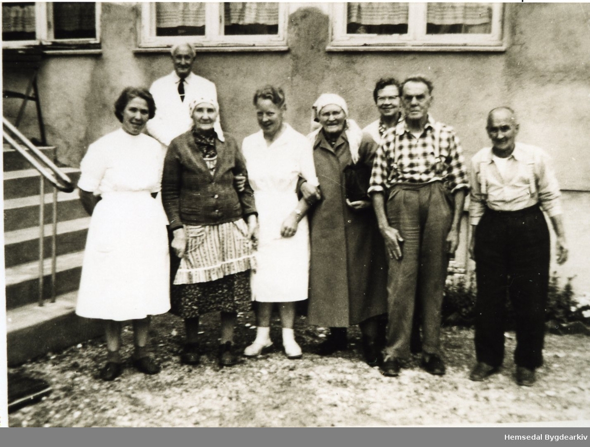 Hemsedal Bygdaheim i 1963.
Frå venstre: Lina Gram, Gunvor Ålrust Grøterud, Margit K. Kirkebøen, Anne Gunvaldgard, Anne Asheim, to  utanbygds.  Bak: styrar Syver Baastø.