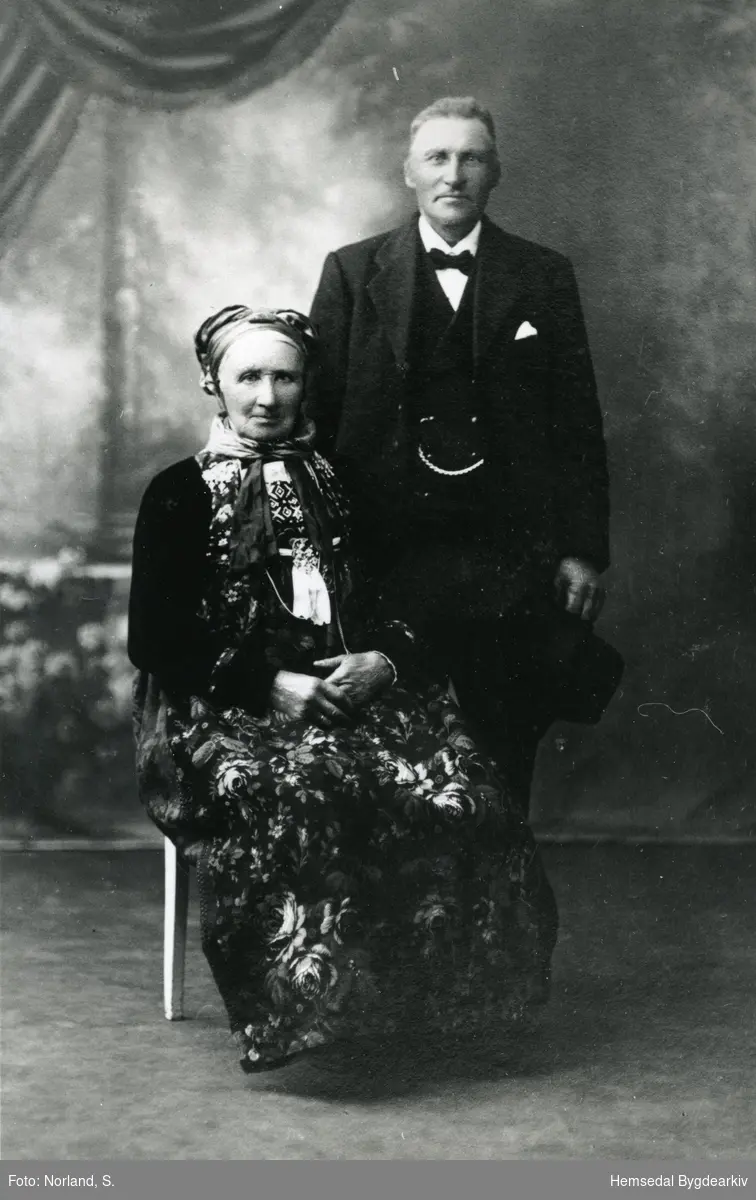 Trond Båstø (f.1861) og kona Ingrid (f.1862)
Biletet er teke i Oslo der dei hadde vore i eit bryullaup