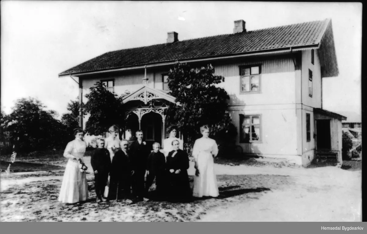 Familien til Vesle Vollen etter at han flytta til Sørum.
Ola O. søre Vøllo frå Hemsedal selde garden i 1907 og flytta nedover til Sørum.