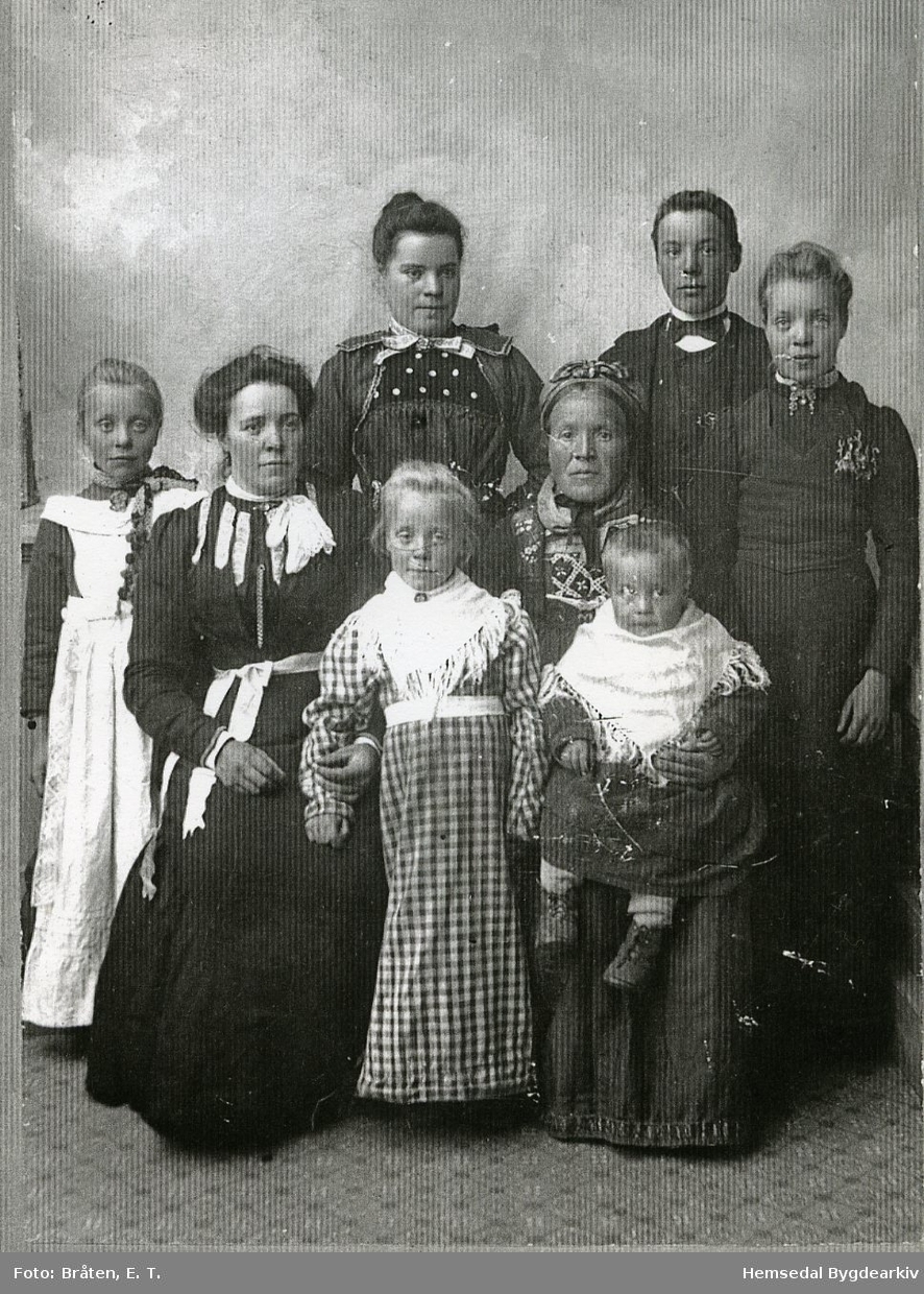 Guri Moen frå Hemsedal med borna.
Bak frå venstre: Ingebjørg, Ivar, Barbo
Framme frå venstre: Anne, Margit, Oline
På fanget: Hans, fødd 1901