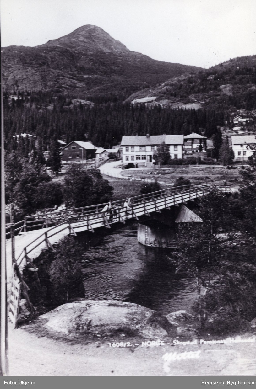 Gamle Torsetbrua med Skogstad Hotell i bakgrunnen. Lengst til høgre ser ein "Granly", huset til Eirik E. Hølto