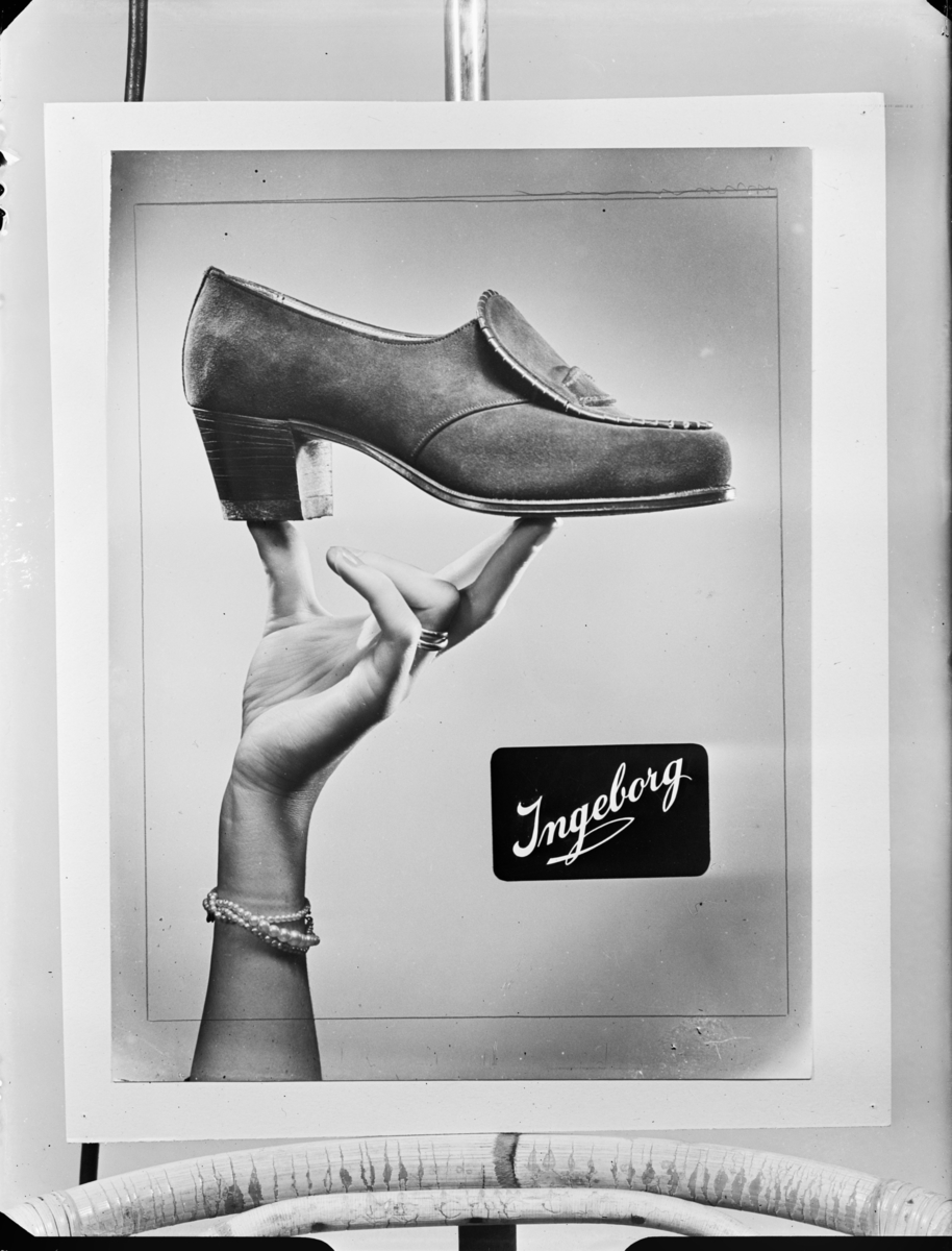 Reklam för skomärket Ingeborg
Hand med sko