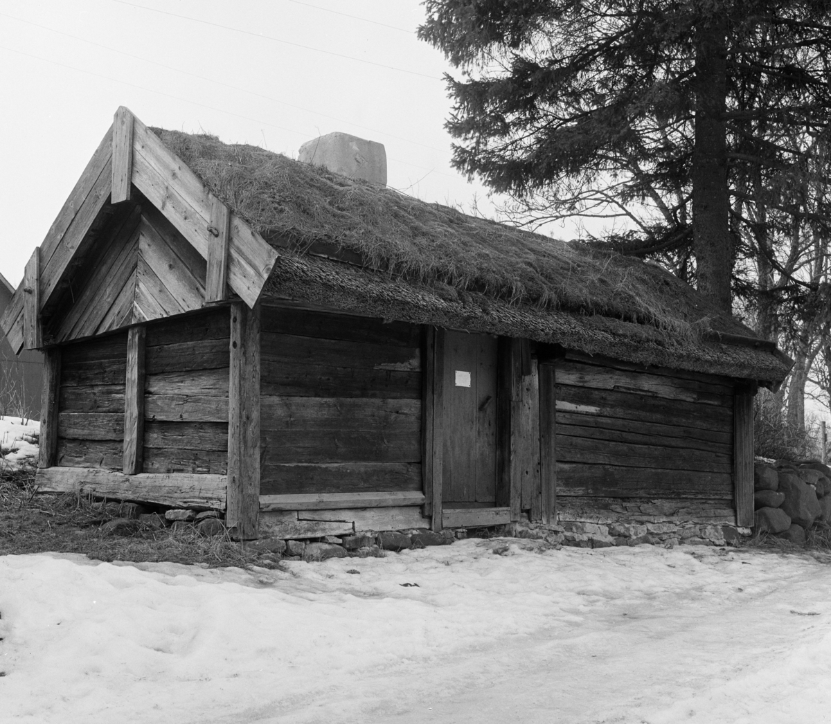 Ytongfabrik, Uddagården
Exteriör, timmerstuga med torvtak vid tall i snölandskap