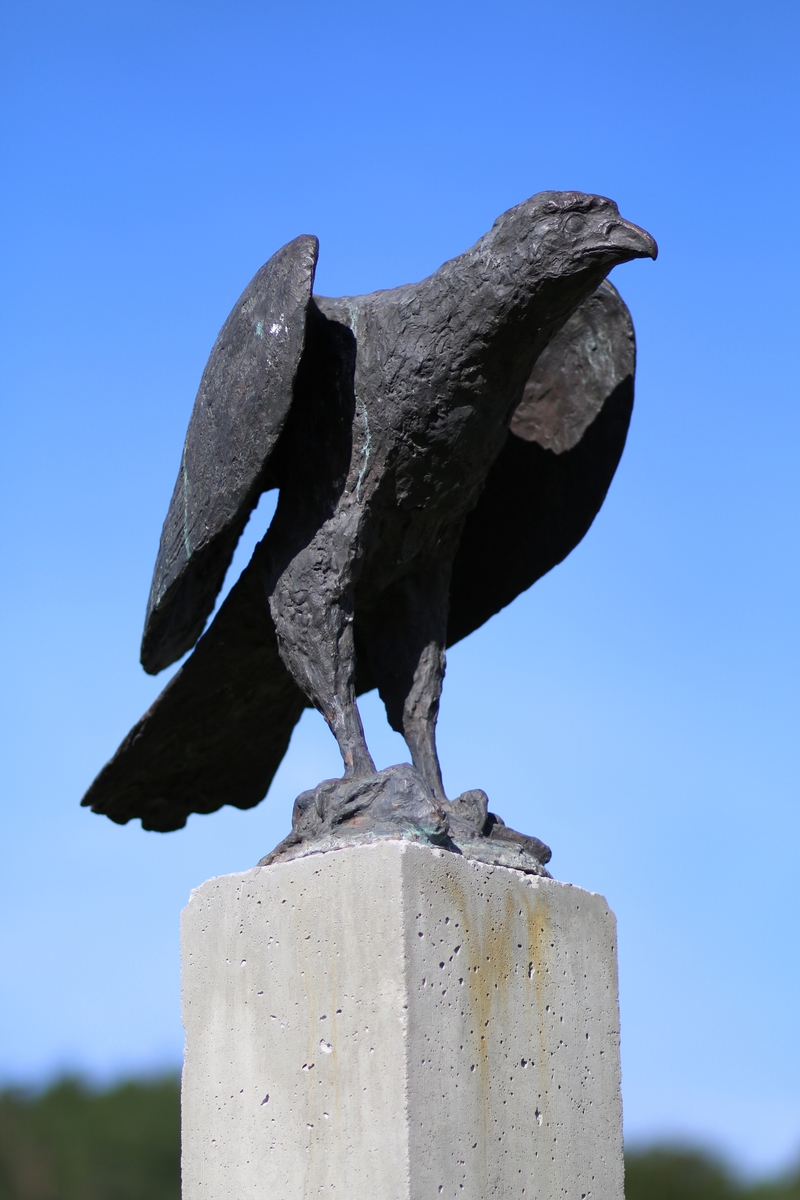 Skulptur i bronse av en ørn. Tittel: "Ørn på bytte".