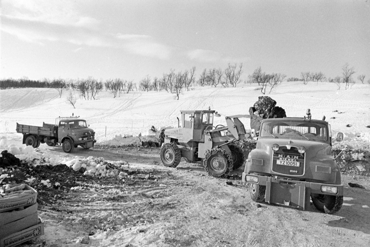 Lastebiler og anleggsmaskiner i arbeid på Aunfjellet. Bildet er tatt i forbindelse med bygging av vei til Elgsnes.
