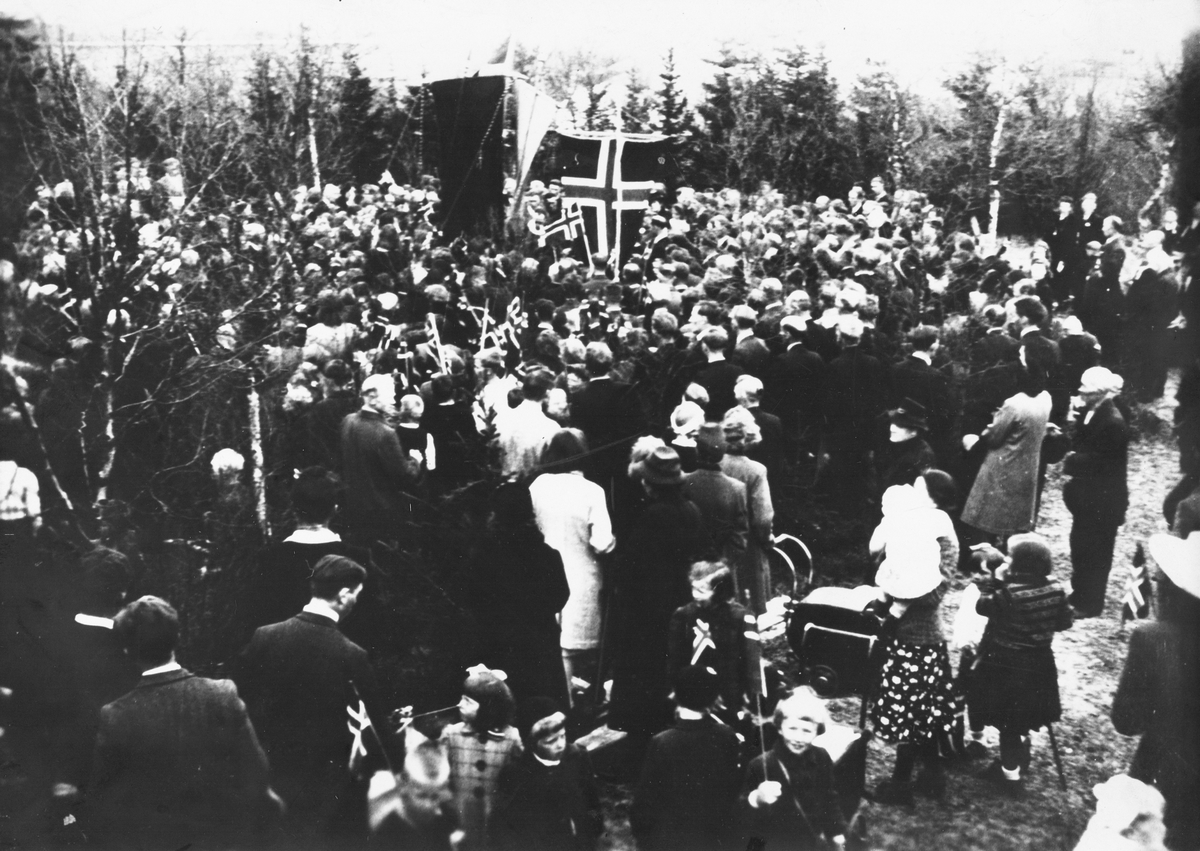 Folkemengde utenfor kirka i Sørvik, på frigjøringsdagen i 1945.