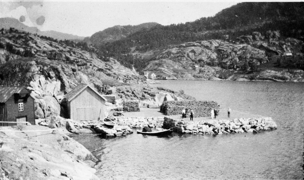 sjøhus kai båt folk ved fjord fjell