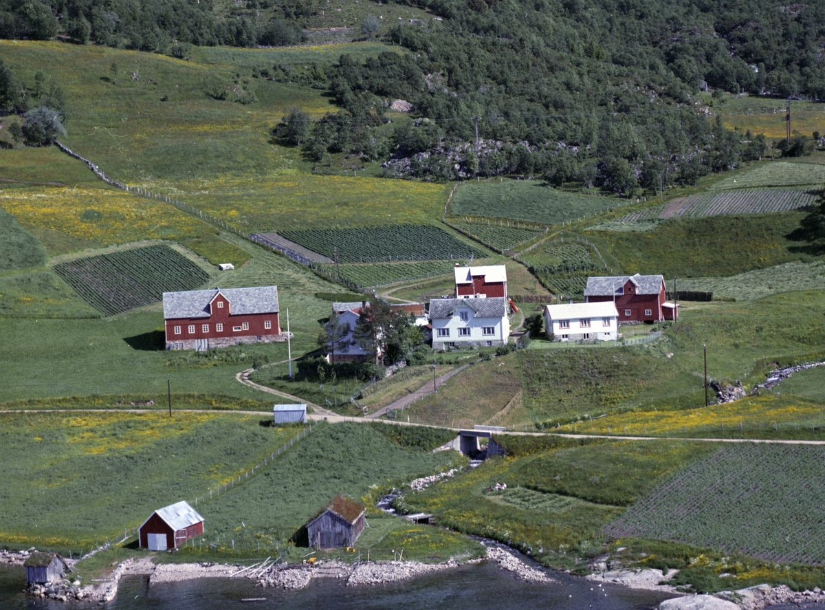 Flyfoto av gårdsbebyggelse på Vaskinn.