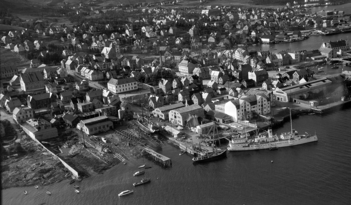 Flyfoto av Kaarbøs Mekaniske Verksted i Harstad før krigen.