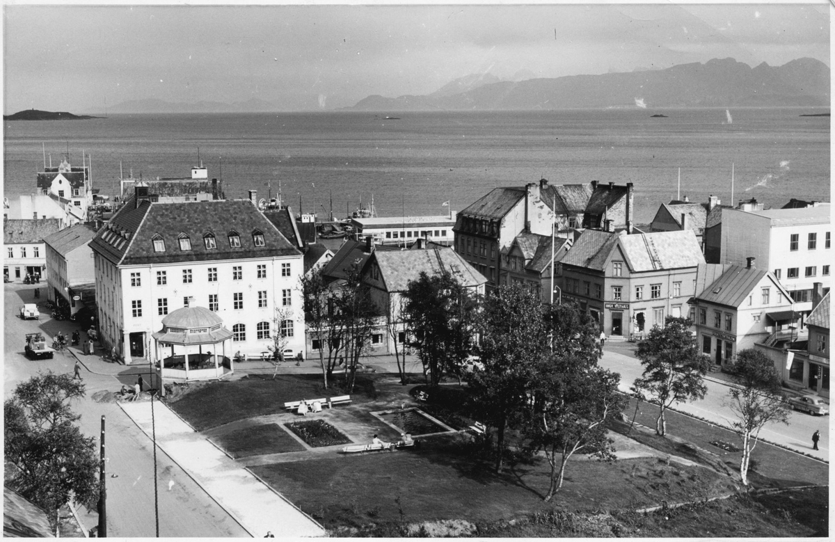 Generalhagen og parti av sentrum. Til venstre det gamle posthuset, på bygningene ved krysset i Storgata til høyre kan man så vidt lese skiltene til "Ingv. Vistnæs" og "Fruktcentralen"
