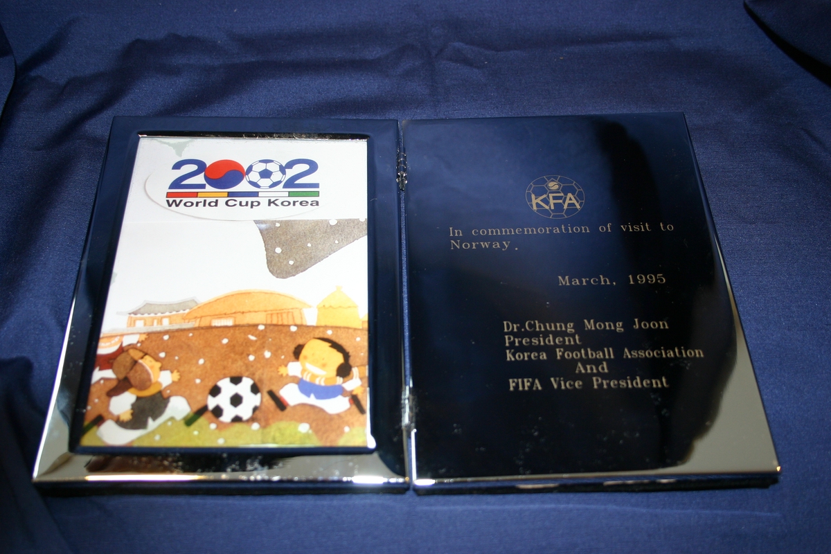 Gave fra da President i Korea Football Association og FIFA-visepresident dr. Chung Mong Joon besøkte Norge i mars 1995.