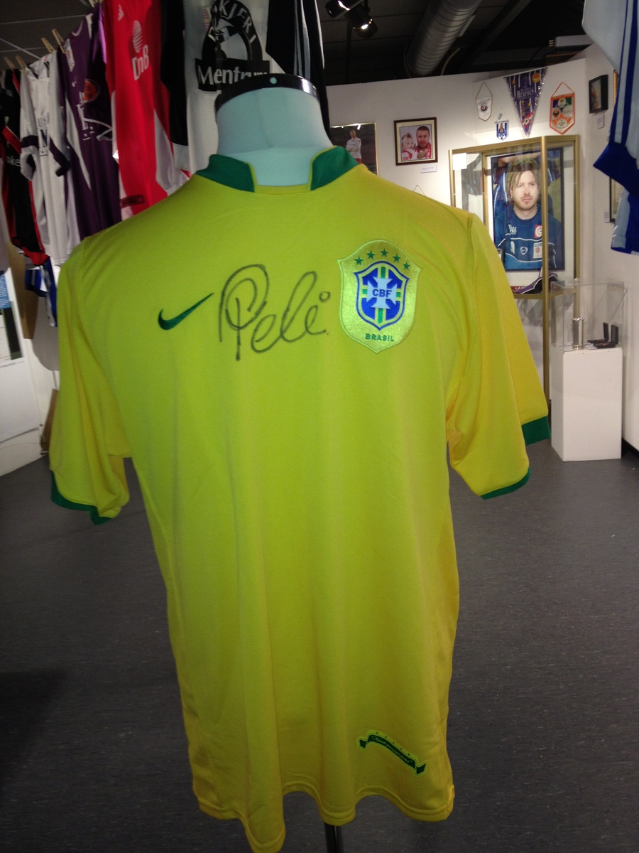 Replika-fotballtrøye fra Brasil med legenden Pelés navnetrekk.