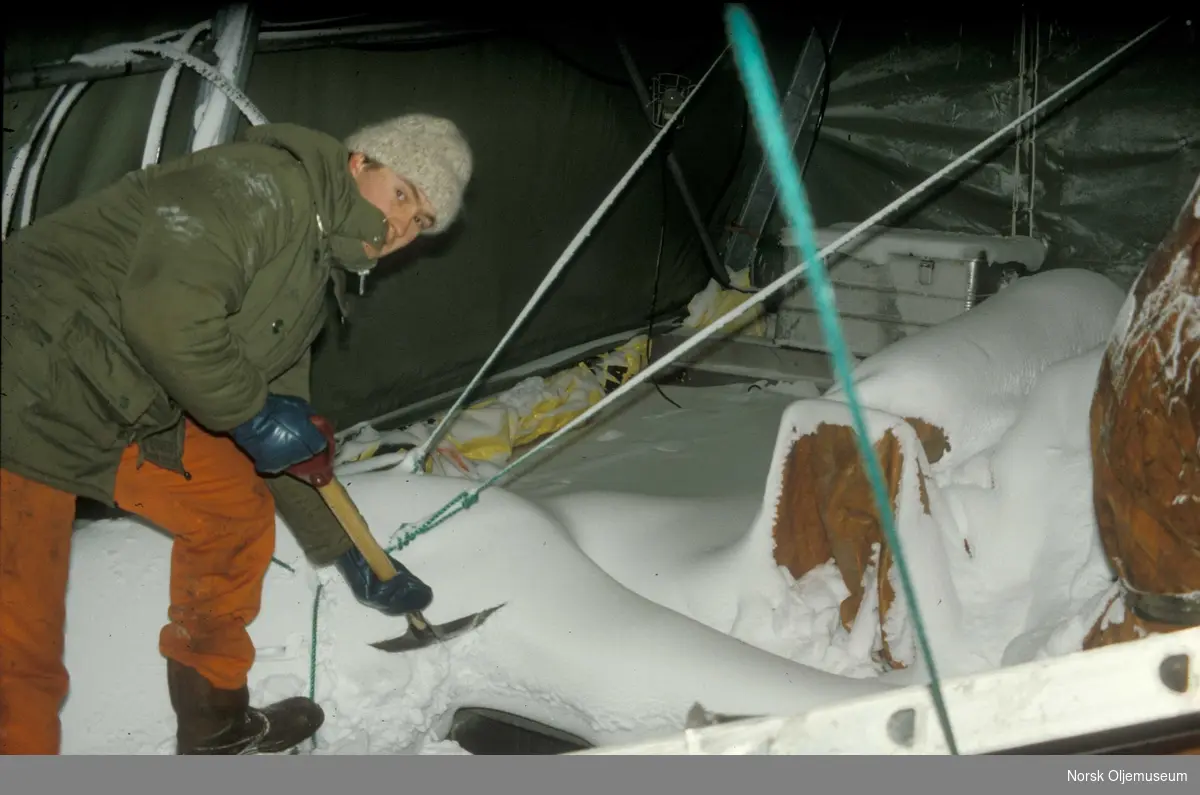 Dykkerarbeid på  Riskalltjern.  Dykkernes jobb på Riskalltjern var å fjerne et bjelkestengsel. Isen var 1,5 meter tykk oo det var 40 minusgrader. 