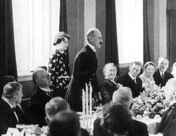 Kong Haakon VII taler på "Festiviteten" i forbindelse med Sa