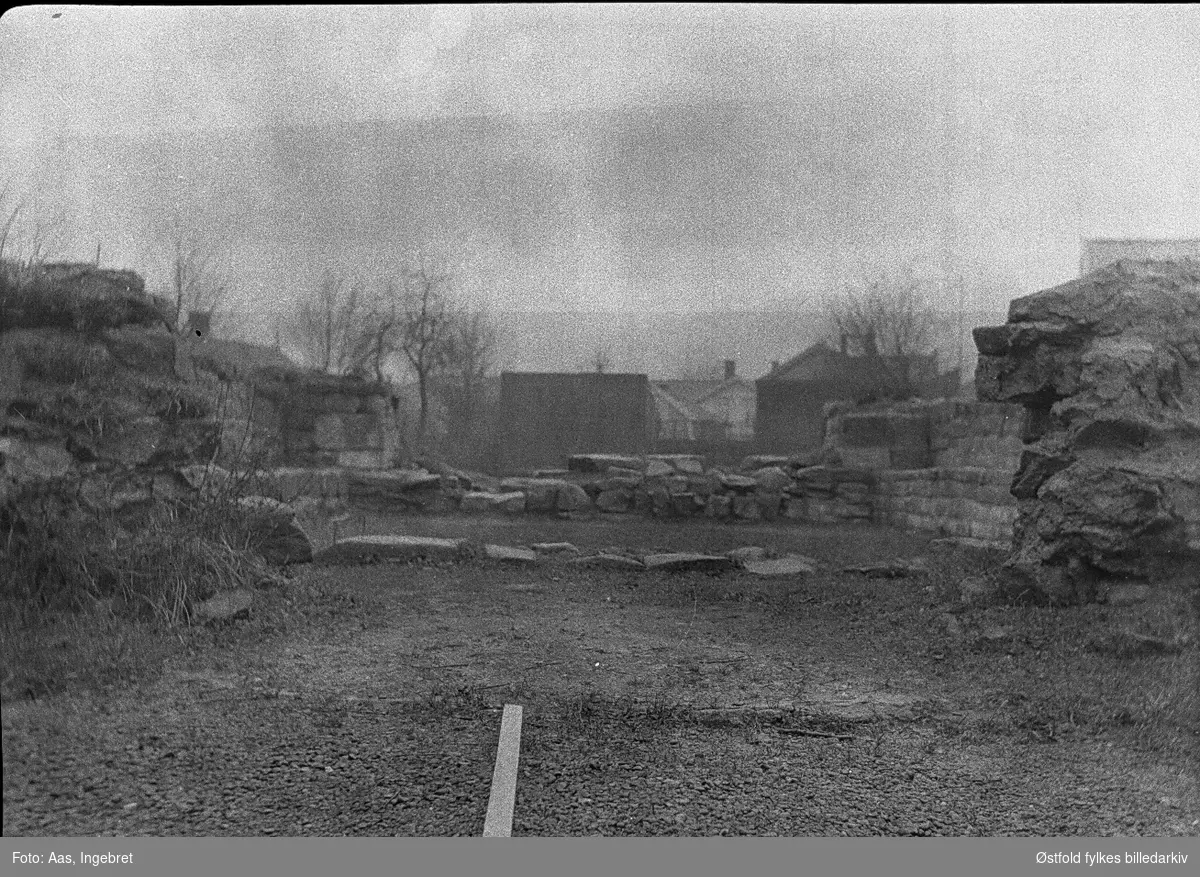 Ruinparken (Nikolas-kirkens ruiner), Borgarsyssel Museum ca. 1925.