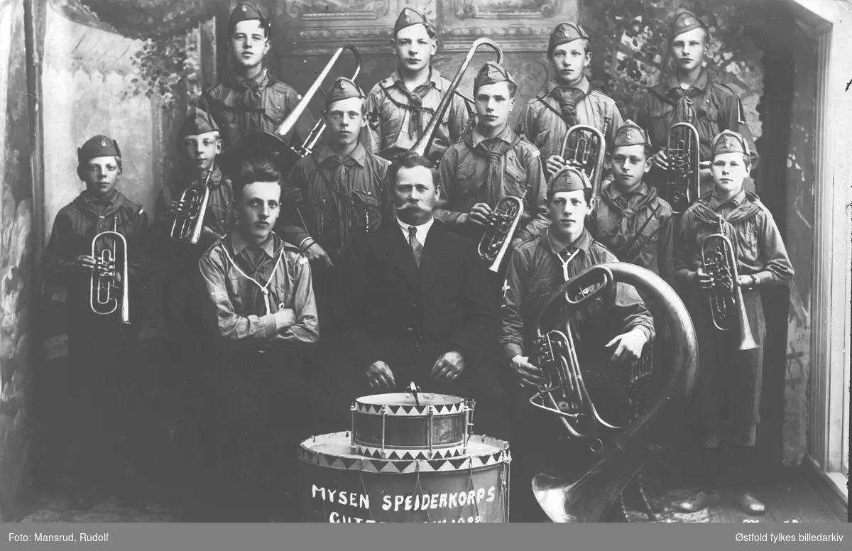 Mysen Speiderkorps guttemusikk i Eidsberg med dirigent: Bjerke. Flere opplysninger på register. Bildet er tatt 1923.