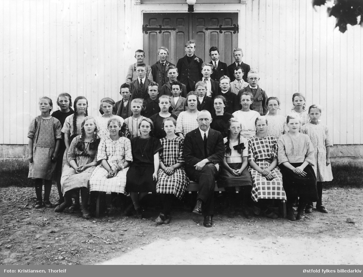Konfirmanter i Varteig i 1923 med presten Henrik Greve Hille utenfor kirken.