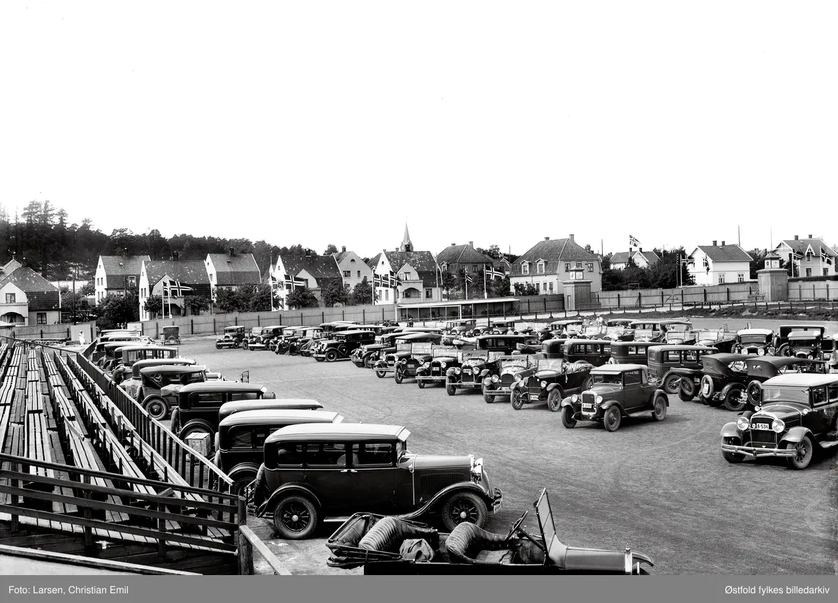 utstilling, Østfoldutstillingen, bilparkering, gateparti, hus,Østfoldutstillingen i Sarpbsborg 1930.
Østfold fylkesutstilling i samarbeid med Sarpsborg kommune og Østfold landbruksselskap (100 år) og de andre Østfoldbyene. 
I alt ti avdelinger for skogbruk, landbruk, industri, husflid, osv. Også kulturhistorisk utstilling på Borgarsyssel Museum.

Nærmeste rad, nærmeste bil: Ford T 1925. Neste rad, nærmest: Hudson 1929 A-534 eier Christiania Tømmerdirektion iflg Bilboken 1930, Chevrolet cabriolet 1927, to ukjente, Ford A 1930, en ukjent, mulig Buick 1924-26, Ford A 1928-29. (Ivar Stav 2016)