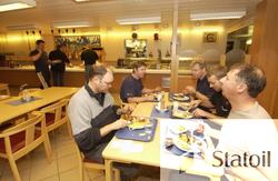 Matservering i kantinen på Statfjord C.