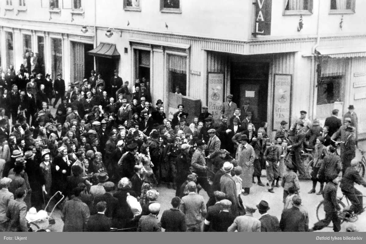 Tyskerjenter blir arrestert, Fredrikstad i 1945.