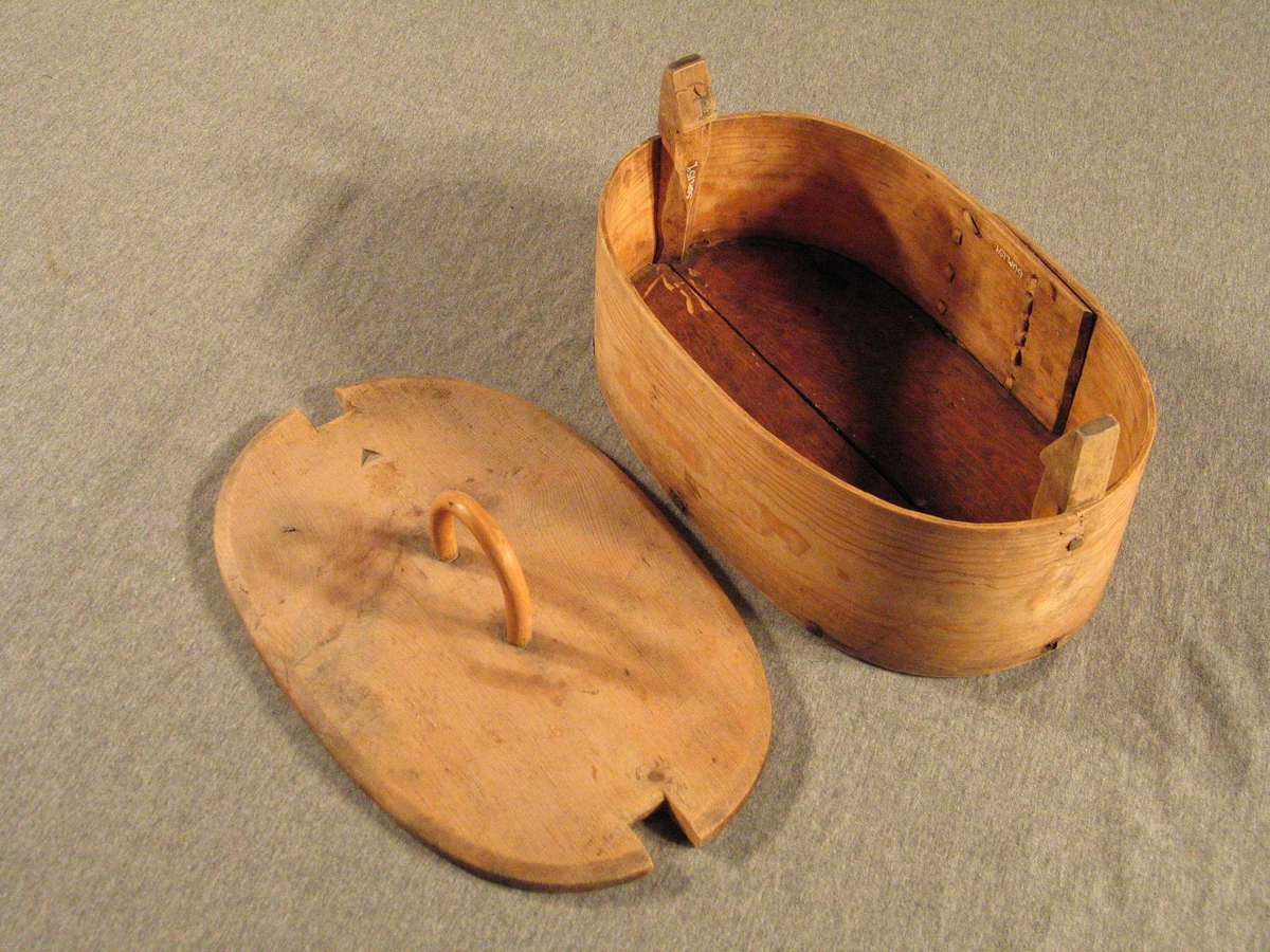 Form: oval
Sveipe tine med lok som er festa i to stolar. Krok på loket laga av lauvtre
