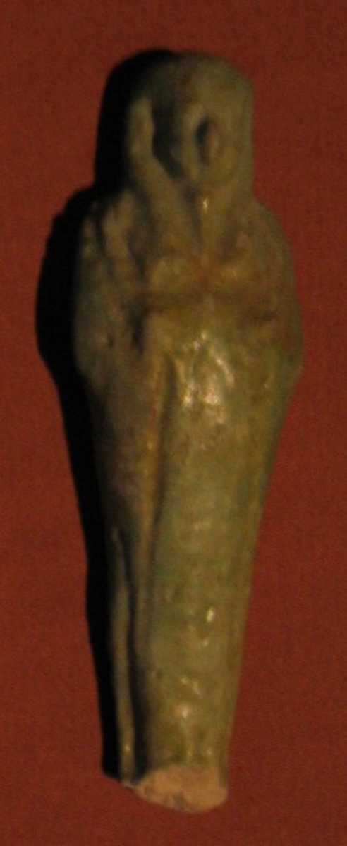 Mumiedocka, så kallad uschebti, från en grav i Thebe. Uschebin var en figur  (bland ca 300 liknande) som skulle utföra dagsverken åt den döde i dödsriket (en för varje dag)

Skägget daterar den till ca 500 - 300 f kr