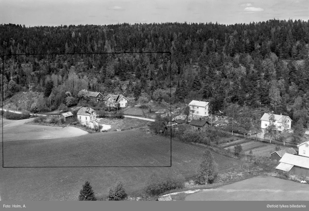 Sauerud, i Eidsberg, flyfoto fra 27. mai 1957.

Kommentar 2016: 
I  bygda sier dem Sakserud/Saksrud? Charlotte.