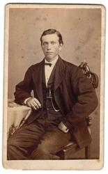 Portrett av ung mann, ukjent. Visittkort. frisyre, 
klokkek