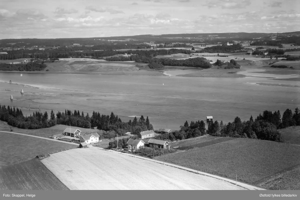 Sorgenfri/Kjærnes gnr. 84 i Skiptvet, flyfoto 17. august 1949. Glommas vestside overfor Eidsberg kirke.
