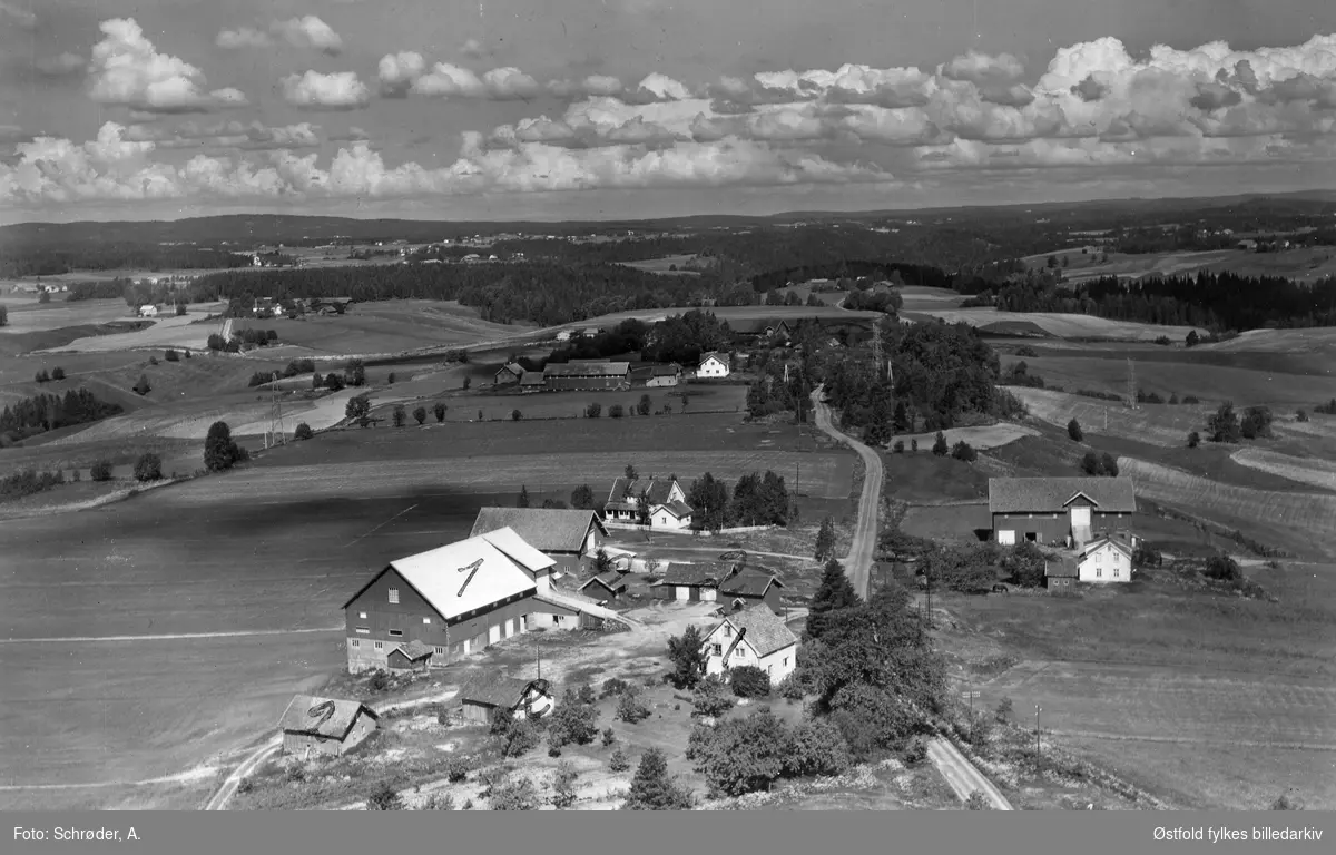 Borger gård  i Skiptvet, flyfoto 11. juni  1959.
