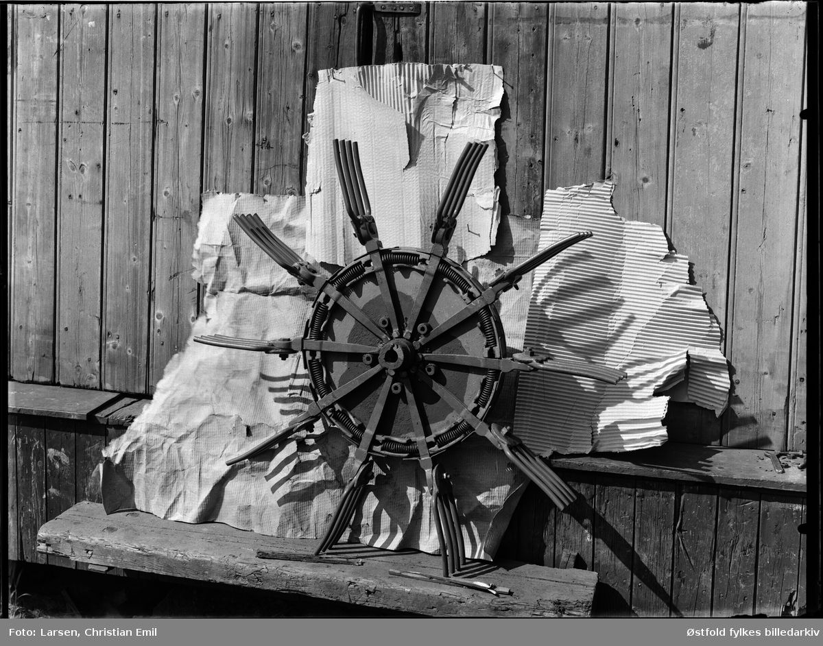 Haga, Hoell & Co, Ise i Skjeberg. Produsent av landbruksmaskiner. 
Maskinen på bildet er del til en potetopptaker. "Kastehjulet" som tar opp potetene.