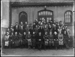 Konfirmanter i Sarpsborg med prest utenfor Ungdomsforeningen