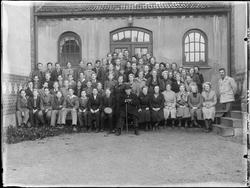 Konfirmanter, gruppe med prest. TELLE PERSONER