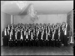 Sarpsborg sangforening, guppe sangere i lokale med prismekro