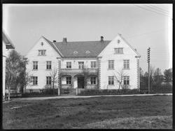 Rakkestad sparebank og kommunelokale, murbygning, eksteriør.