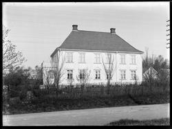 Distriktslegebligen i Rakkestad, Midtstuen, sto ferdig i 192